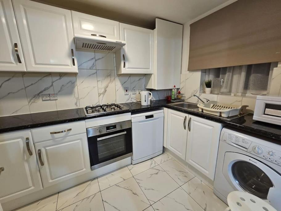 Lovely Flat Close To Shepherd'S Bush Apartment ลอนดอน ภายนอก รูปภาพ