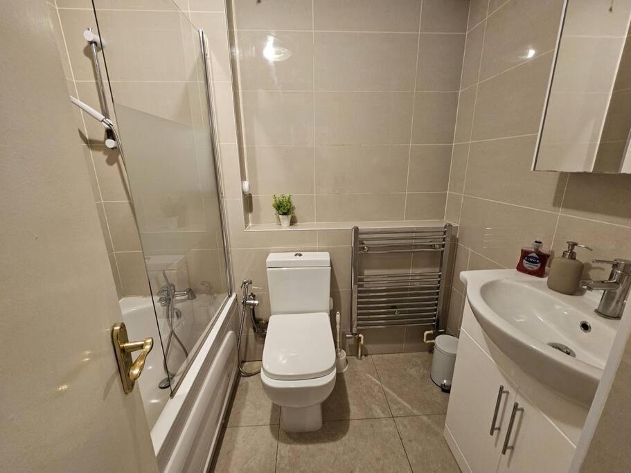Lovely Flat Close To Shepherd'S Bush Apartment ลอนดอน ภายนอก รูปภาพ